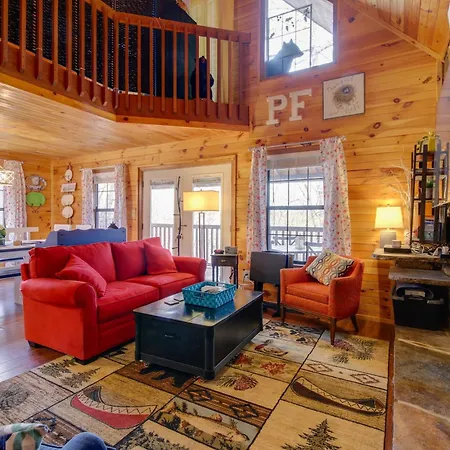 Easy-Access Pigeon Forge Cabin With Hot Tub!
